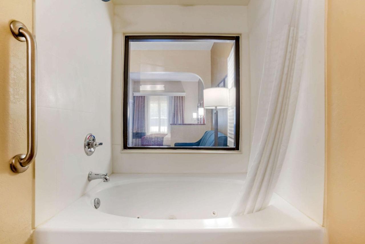 Comfort Suites Tallahassee Capitol - University Area ภายนอก รูปภาพ